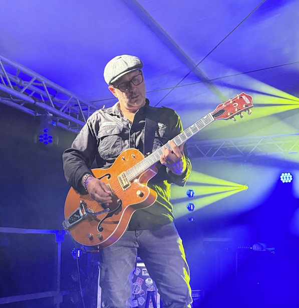 Christian Reschke mit Gitarre