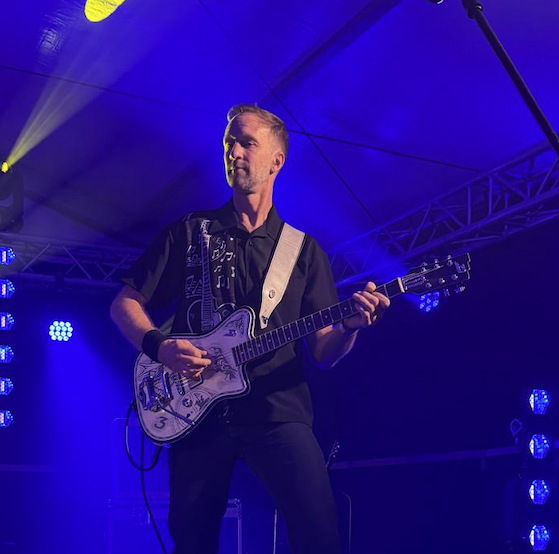 Tobias Meyer mit Gitarre